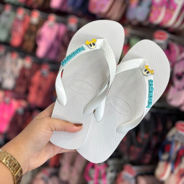 Chinelo Havaianas Top Meninas Super Poderosas - Branco com Placa e Pin Lindinha