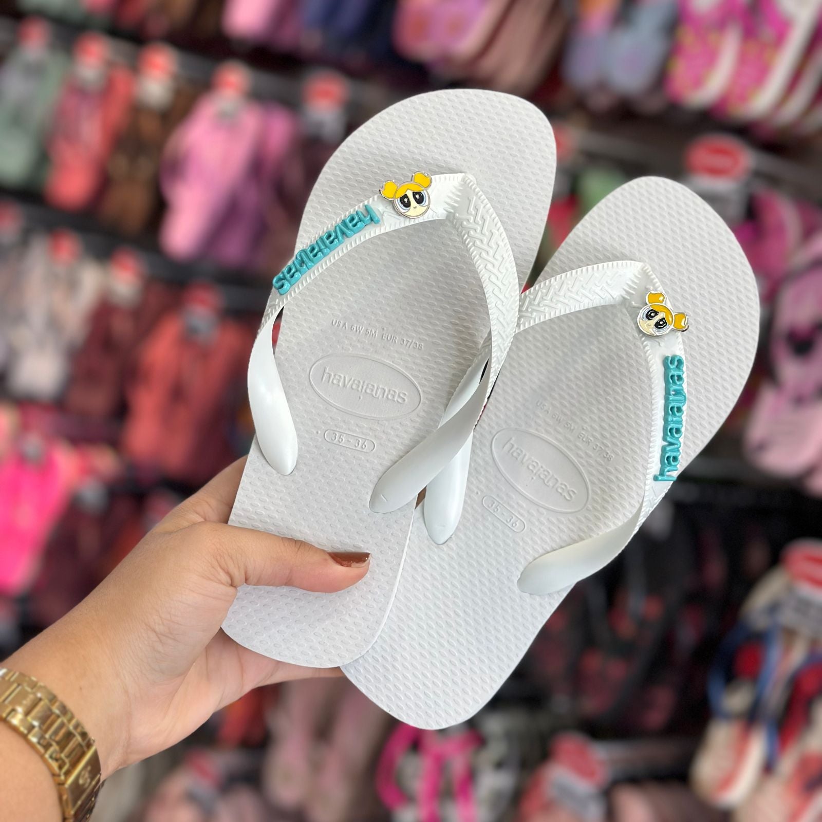 Chinelo Havaianas Top Meninas Super Poderosas - Branco com Placa e Pin Lindinha