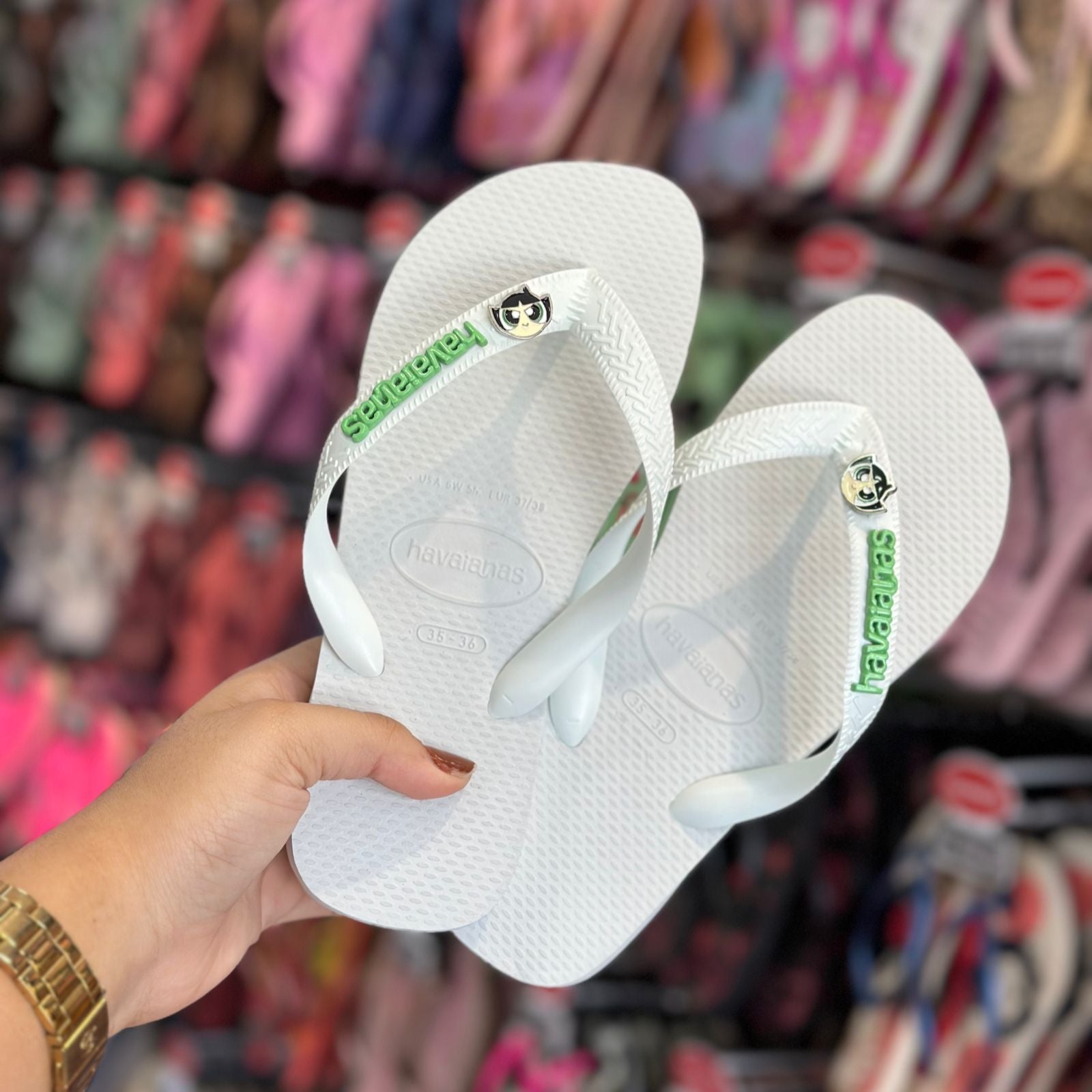 Chinelo Havaianas Top Meninas Super Poderosas - Branco com Placa e Pin Docinho