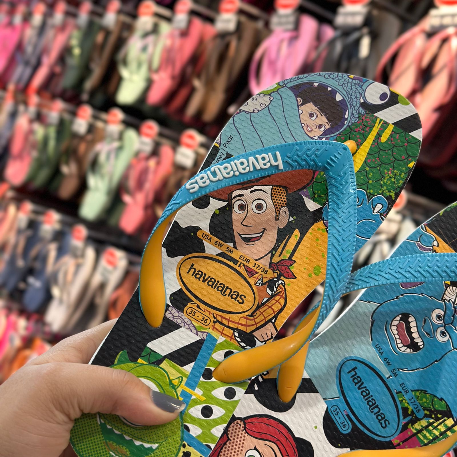 Chinelo Havaianas Top Disney Pixar Multi-Personagens - Azul e Branco - Imagem 3