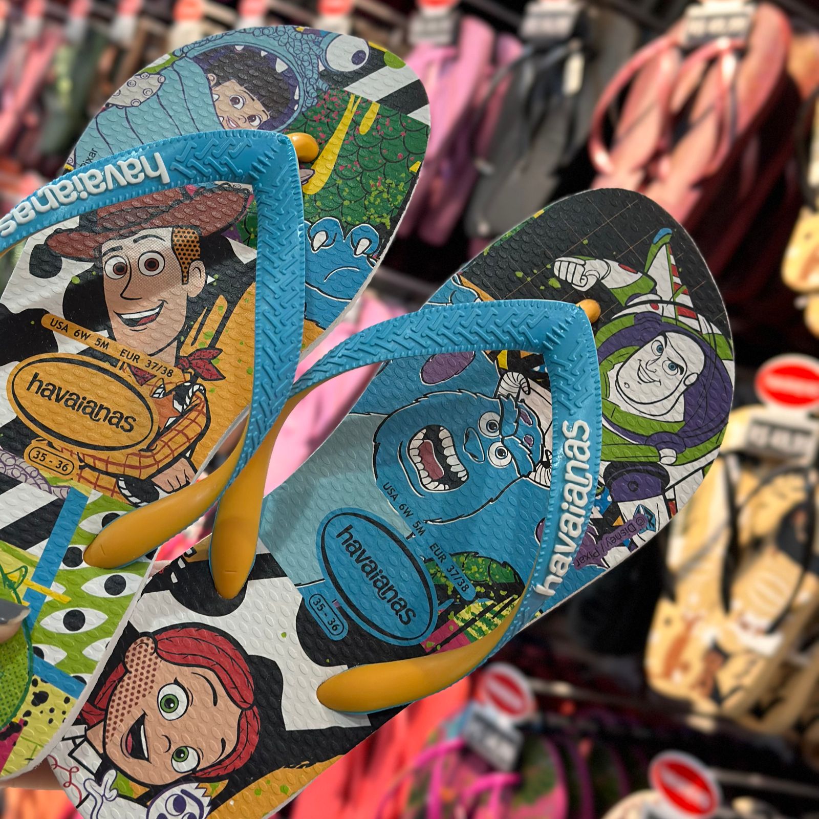 Chinelo Havaianas Top Disney Pixar Multi-Personagens - Azul e Branco - Imagem 4