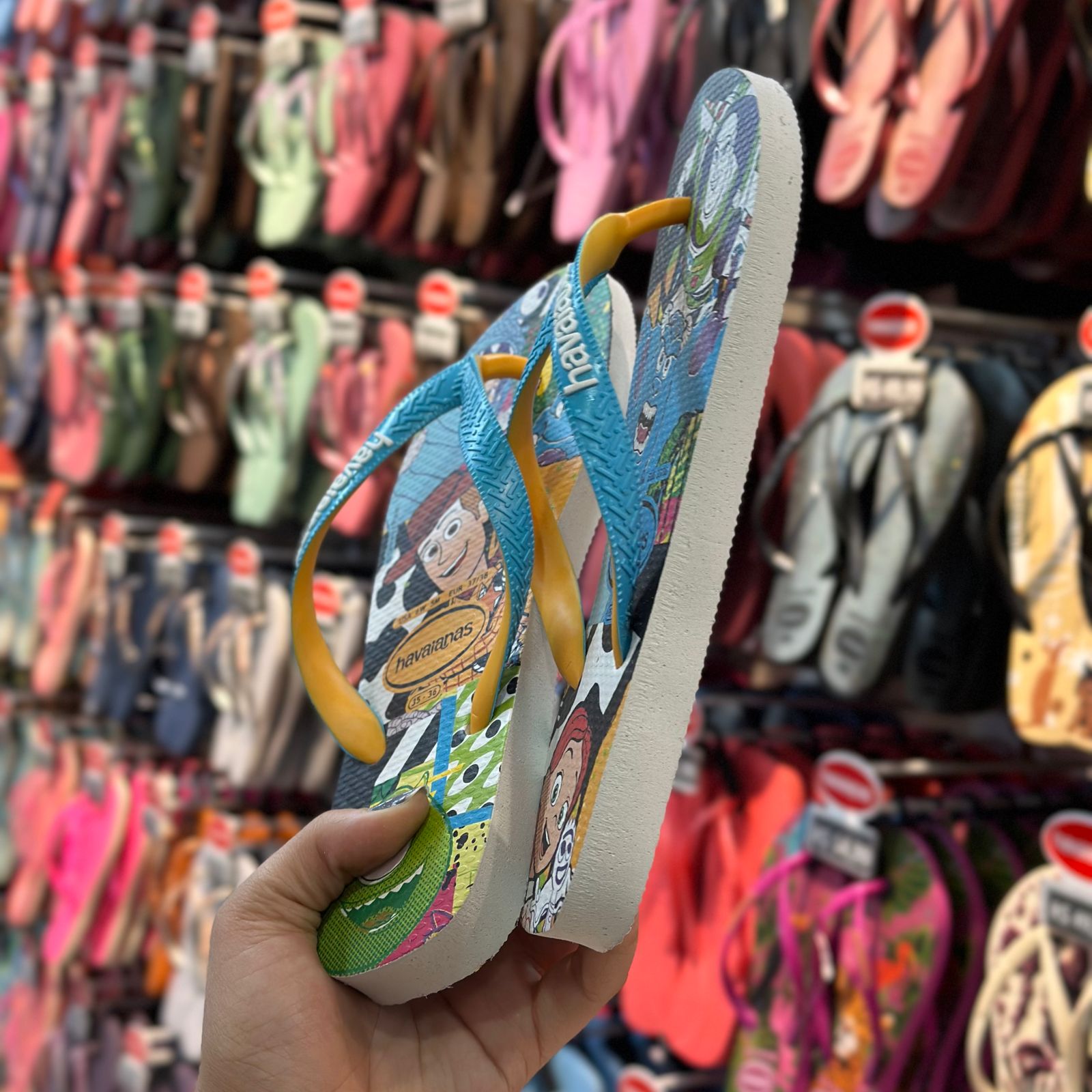 Chinelo Havaianas Top Disney Pixar Multi-Personagens - Azul e Branco - Imagem 2