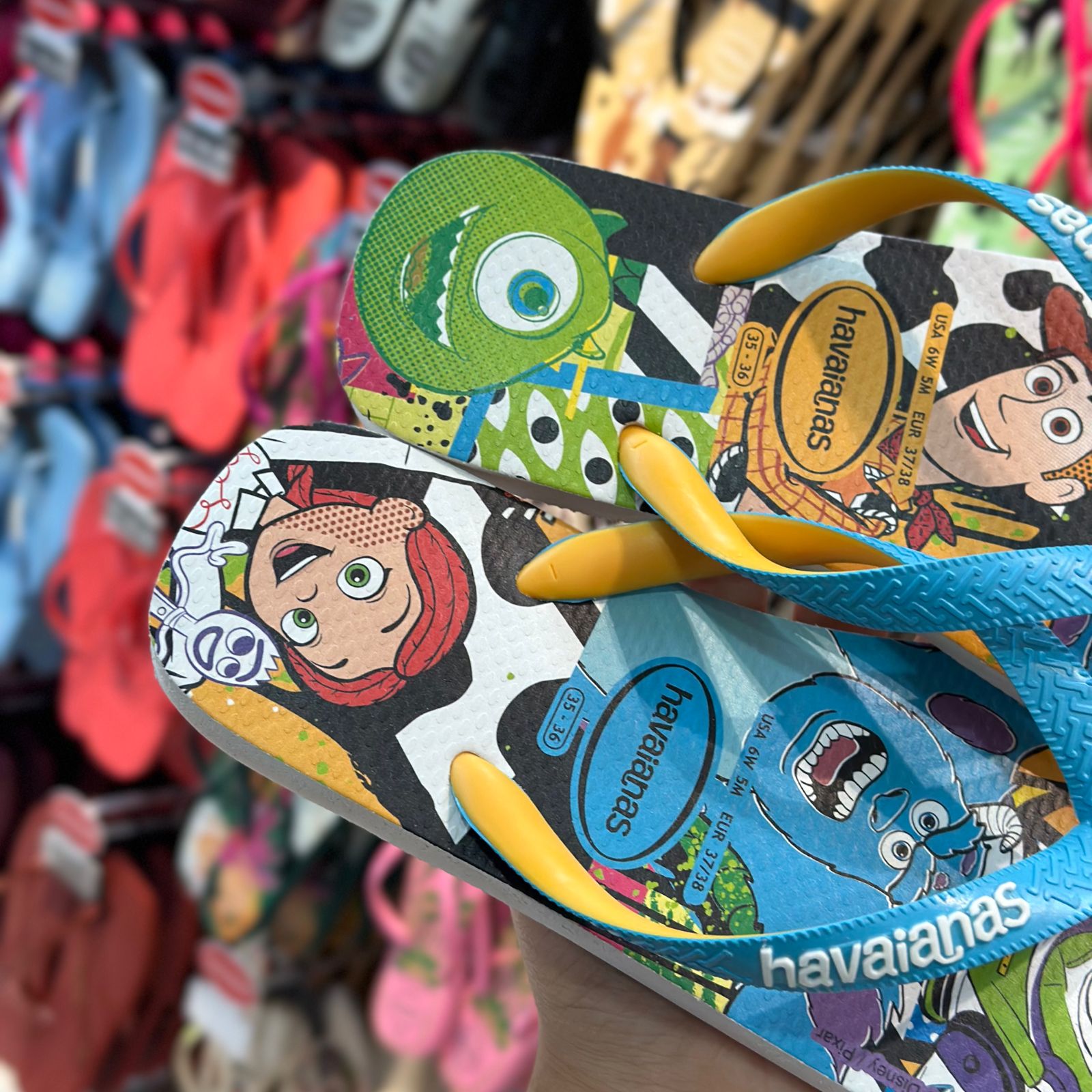 Chinelo Havaianas Top Disney Pixar Multi-Personagens - Azul e Branco - Imagem 5