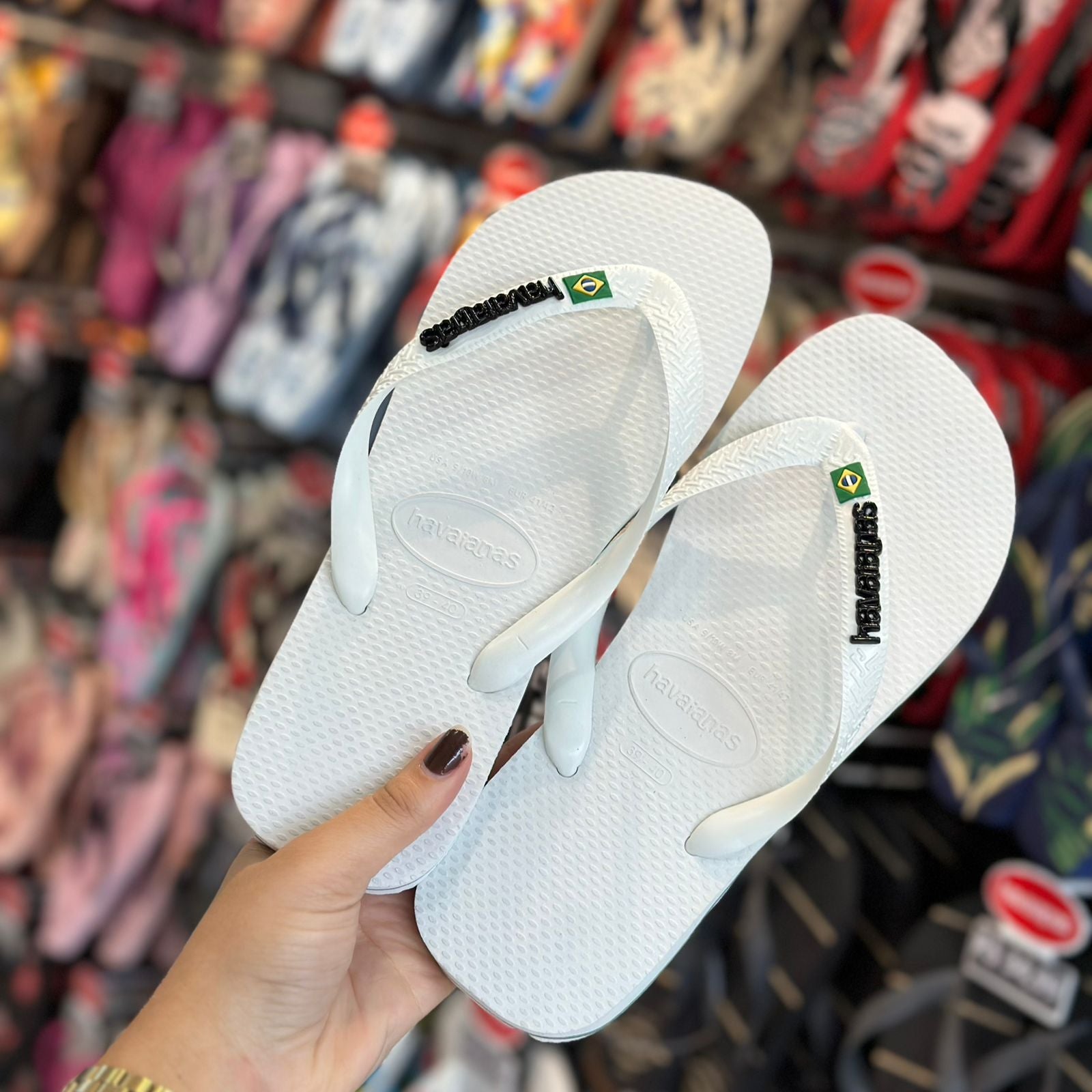 Chinelo Havaianas Brasil Logo Branco com Placa de Logo Preta