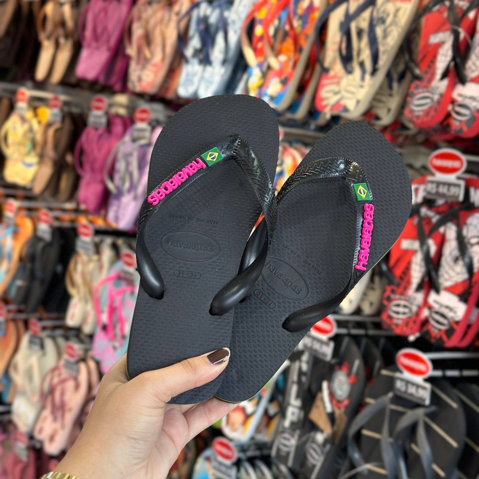 Chinelo Havaianas Brasil Logo Preto com Placa de Logo Rosa