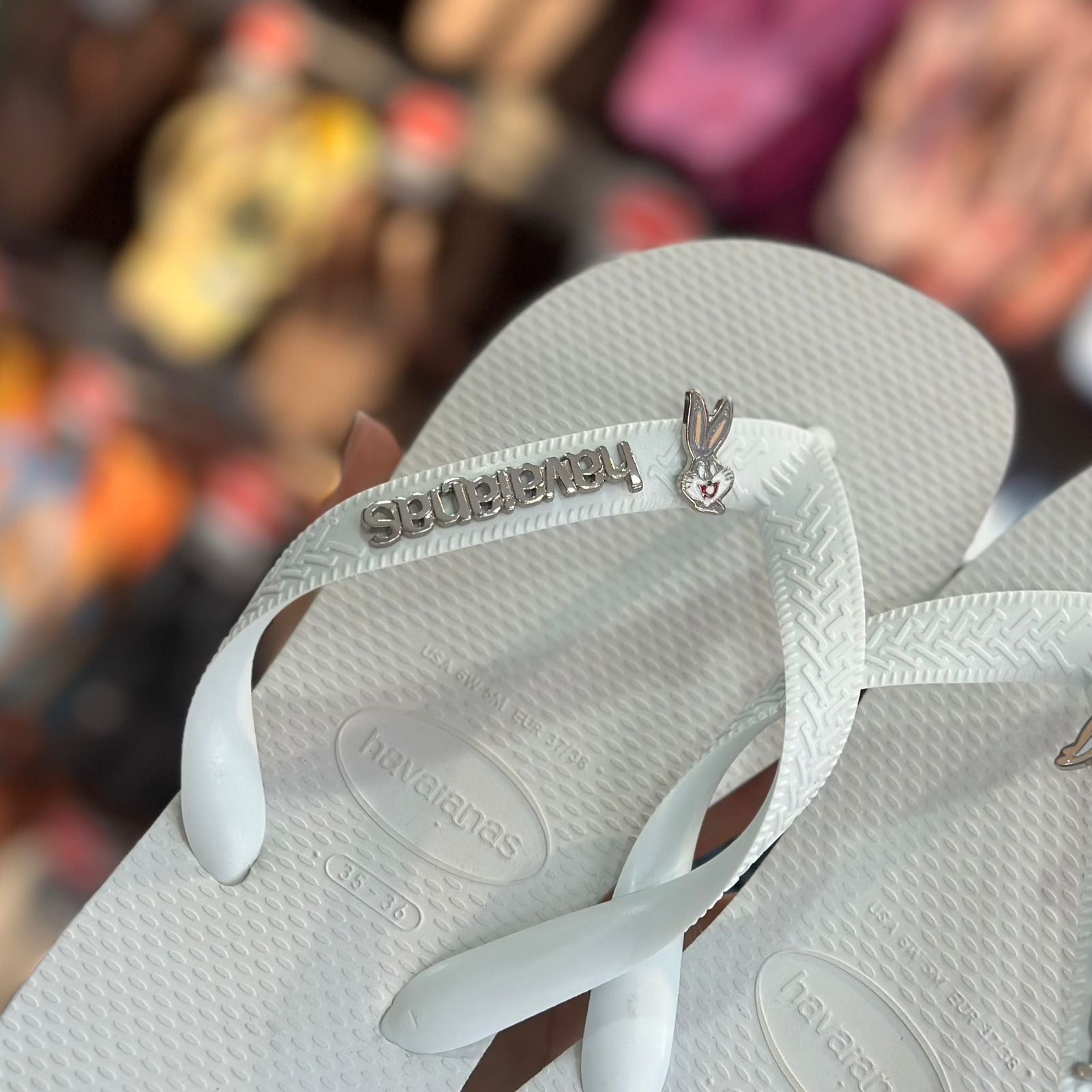 Chinelo Havaianas Top Branco Personalizado com Pins Pernalonga e Lola Bunny - Imagem 2