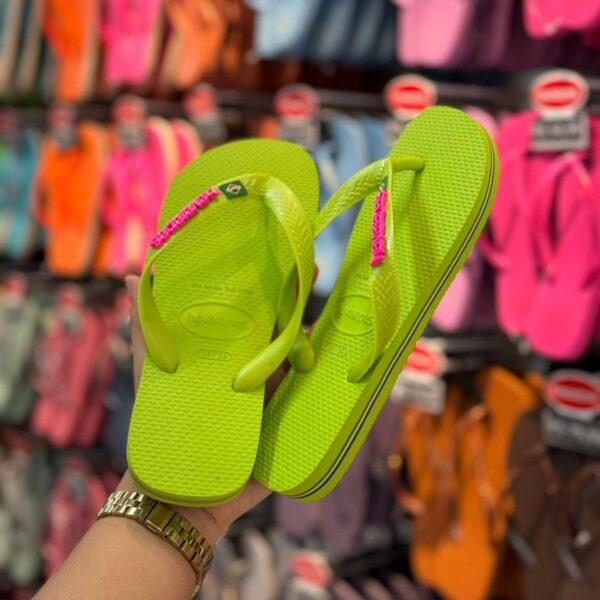 Chinelo Havaianas Brasil Logo Verde Limão com Placa de Logo Rosa
