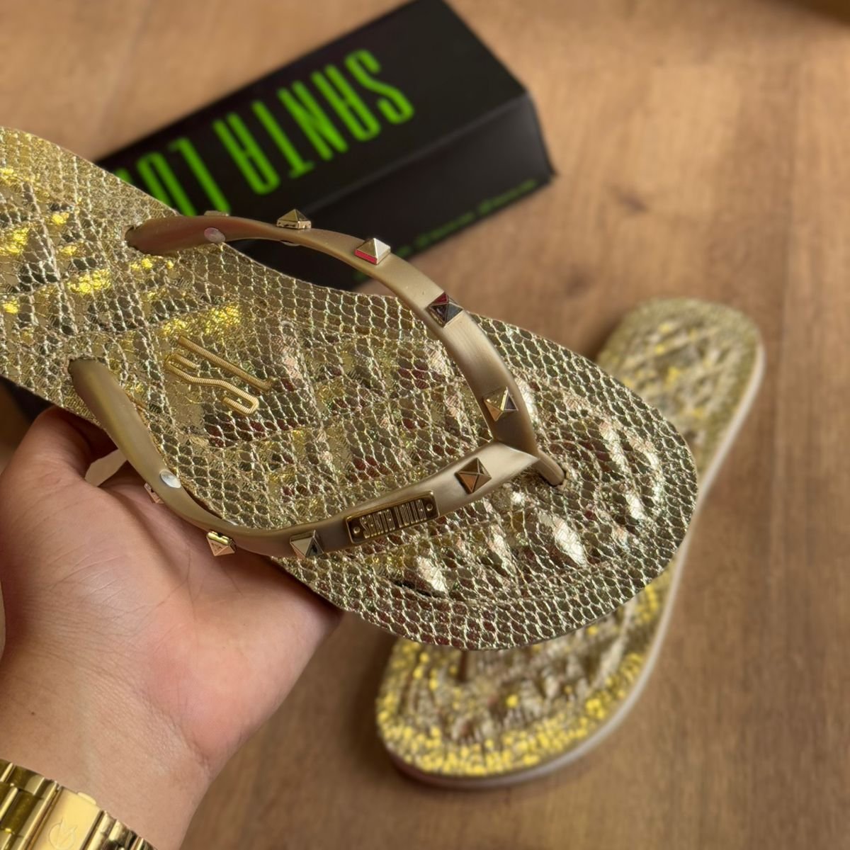 Chinelo Santa Lolla Feminino Matelassê Studs Dourado Snake Metalizado - Imagem 2