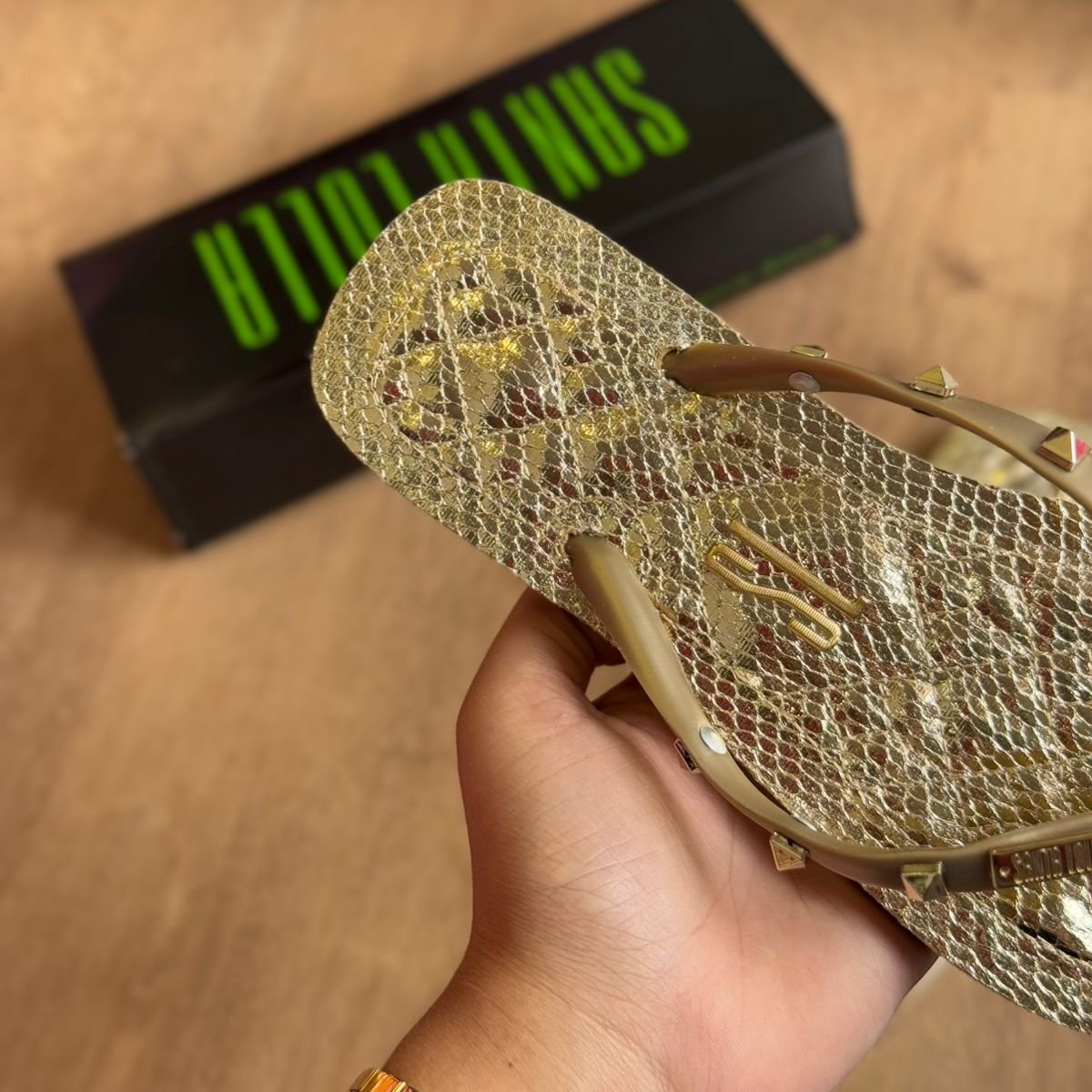 Chinelo Santa Lolla Feminino Matelassê Studs Dourado Snake Metalizado - Imagem 3