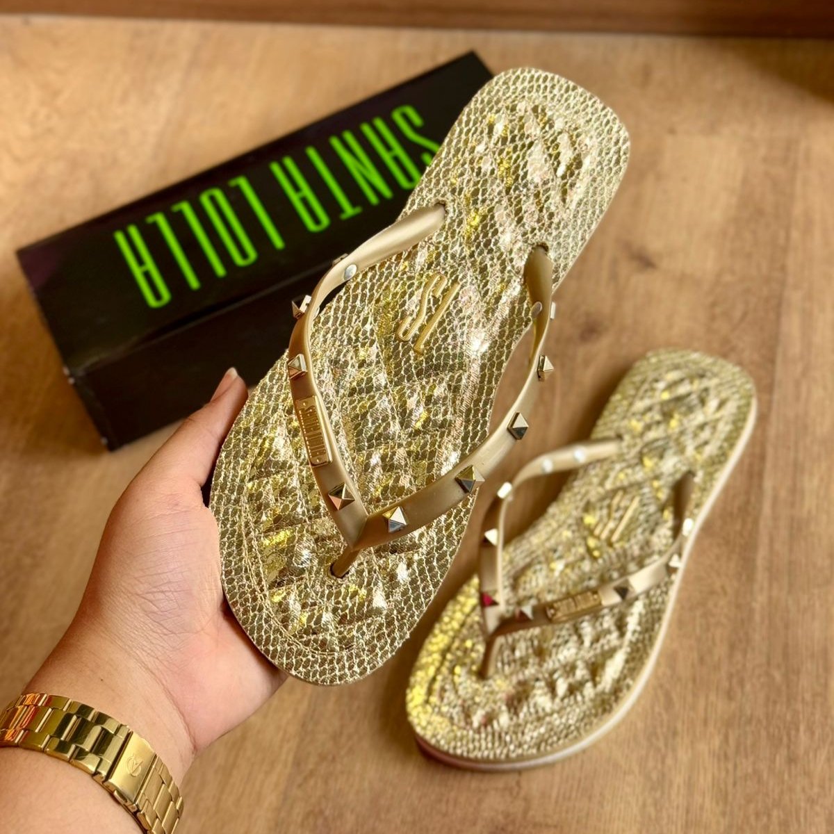 Chinelo Santa Lolla Feminino Matelassê Studs Dourado Snake Metalizado