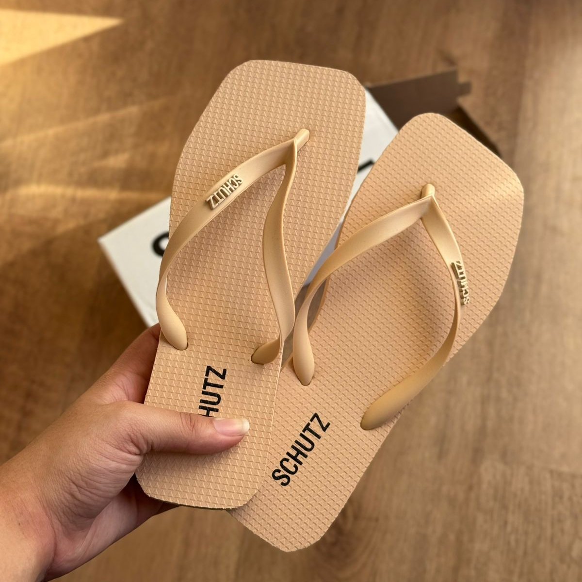Chinelo Schutz Classic Bico Quadrado Feminino - Bege Nude
