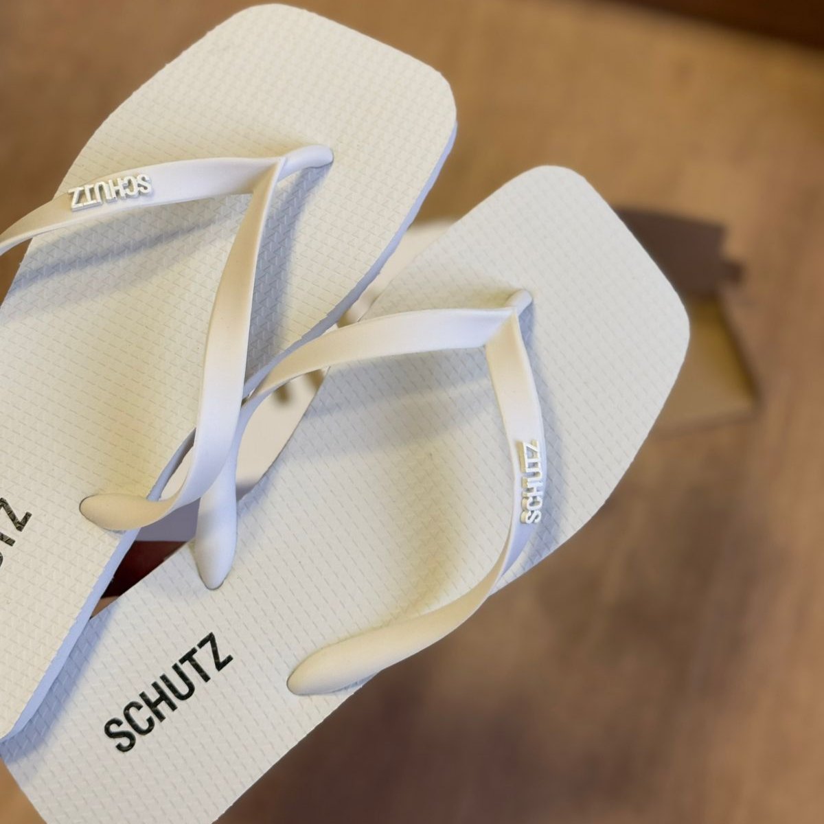 Chinelo Schutz Classic Bico Quadrado Feminino - Branco - Imagem 2