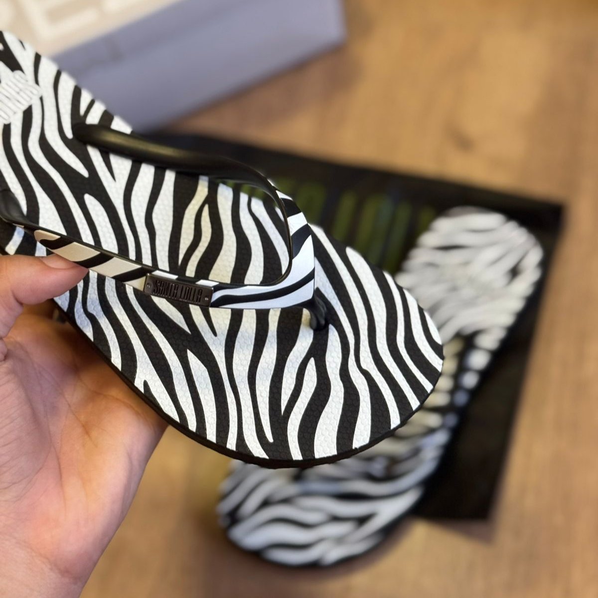 Chinelo Santa Lolla Feminino Animal Print Zebra - Preto e Branco - Imagem 2