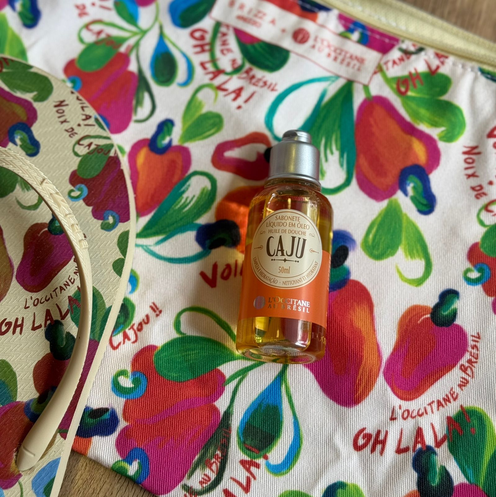Kit Presente Brizza Arezzo x L'Occitane au Brésil - Chinelo Caju + Necessaire + Sabonete - Imagem 2