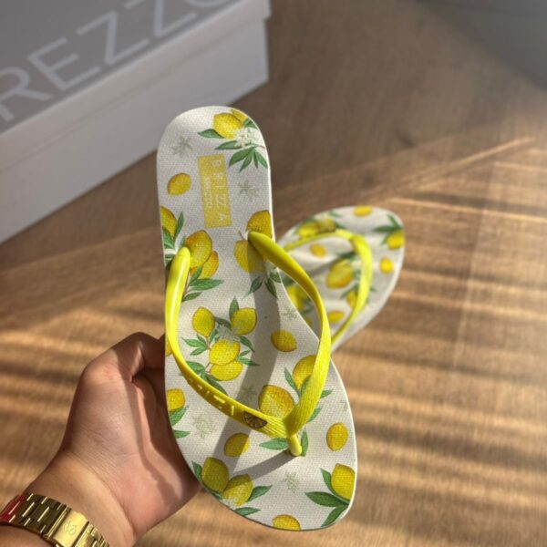 Chinelo Arezzo Slim Estampa Limão Siciliano Feminino - Branco e Amarelo