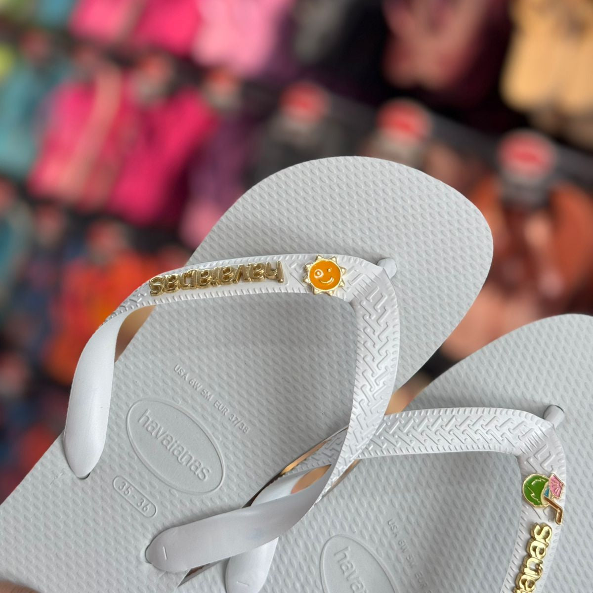 Chinelo Havaianas Top Branco Personalizado com Placa Logo Dourada e Pins Sol e Água de Coco - Imagem 3