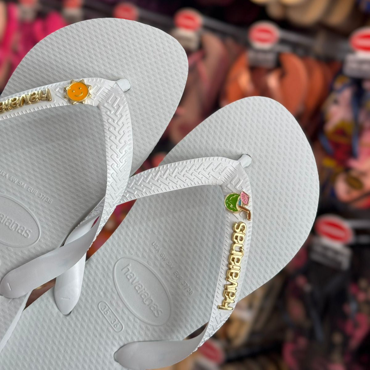 Chinelo Havaianas Top Branco Personalizado com Placa Logo Dourada e Pins Sol e Água de Coco - Imagem 2