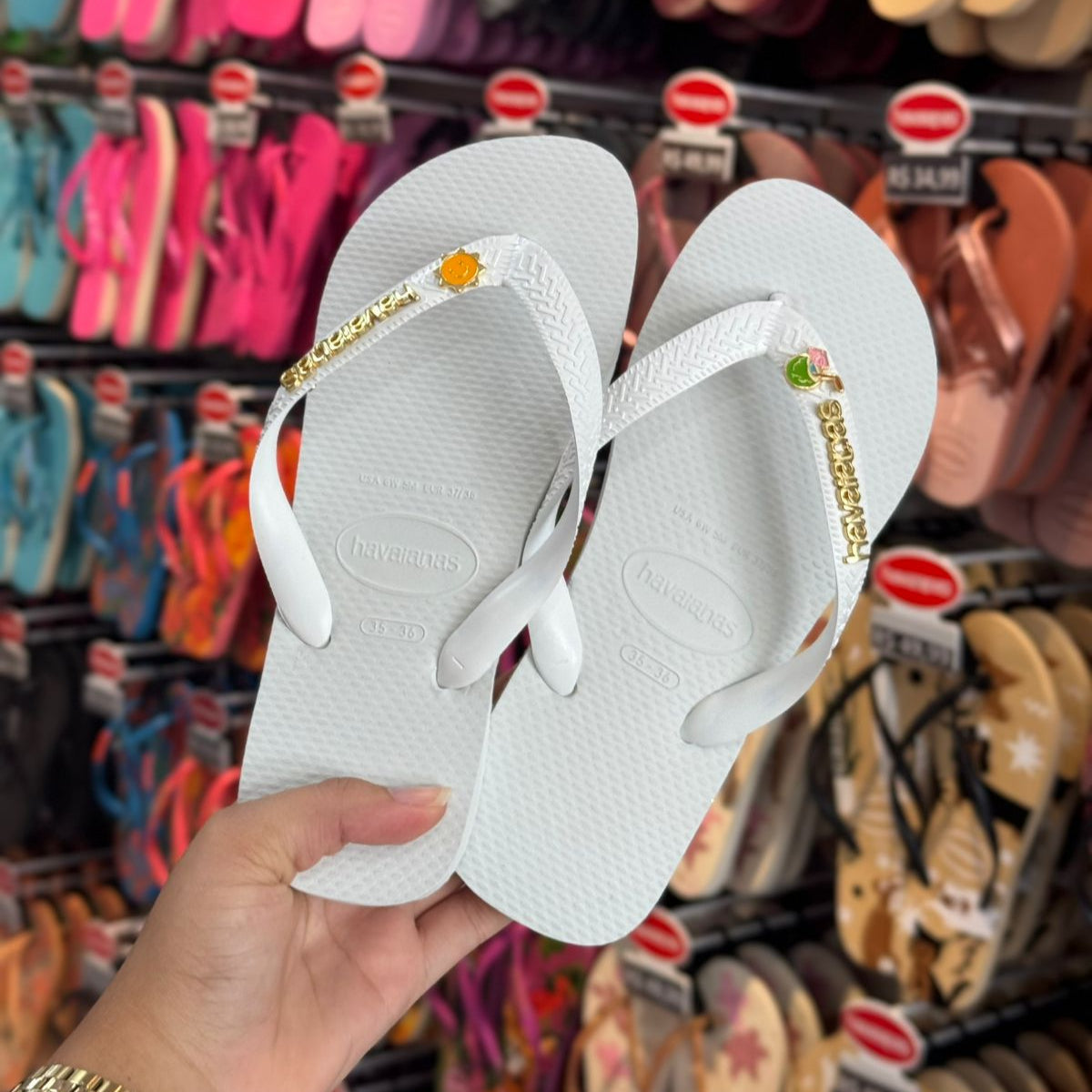 Chinelo Havaianas Top Branco Personalizado com Placa Logo Dourada e Pins Sol e Água de Coco
