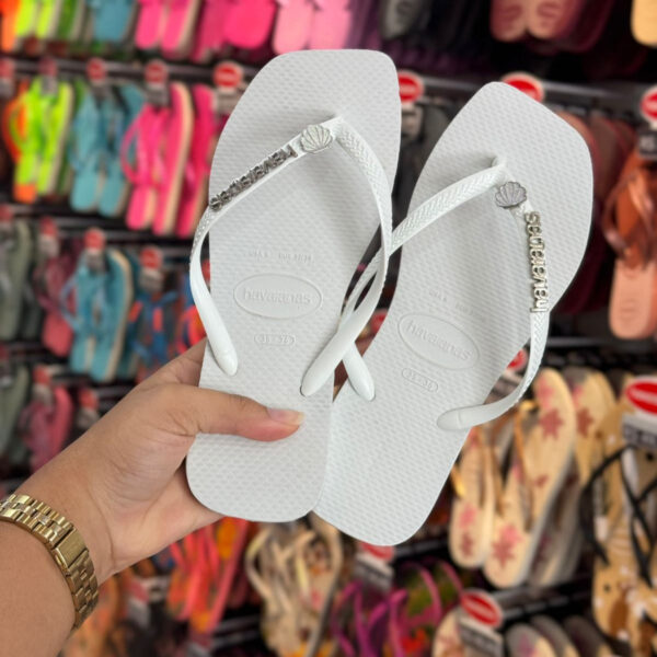 Chinelo Havaianas Slim Square Branco Customizado - Letreiro Prata Strass e Pin Concha