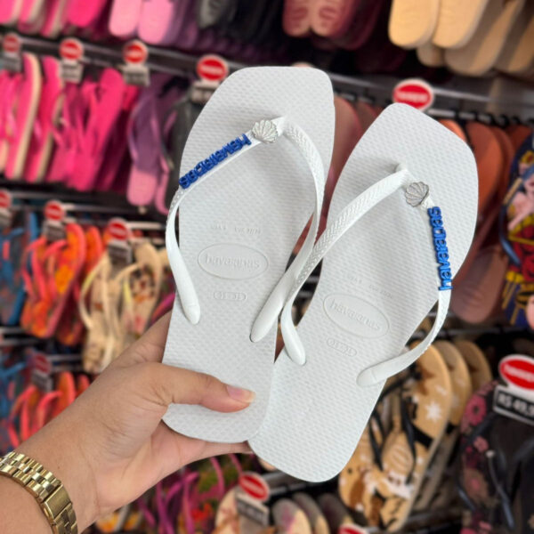 Chinelo Havaianas Slim Square Feminino Branco - Letreiro Azul e Pin Concha