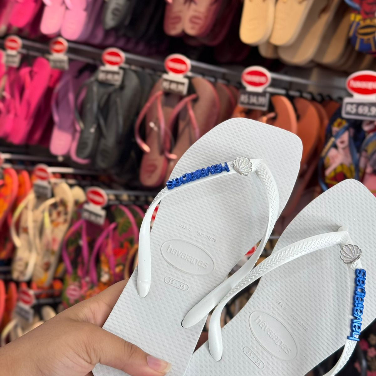 Chinelo Havaianas Slim Square Feminino Branco - Letreiro Azul e Pin Concha - Imagem 2