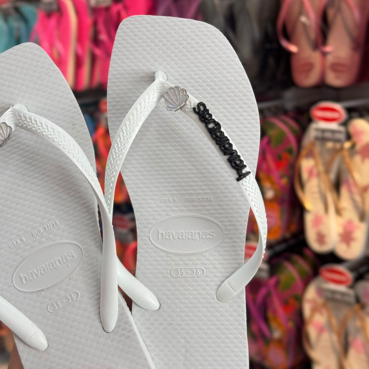 Chinelo Havaianas Slim Square Branco Personalizado com Letreiro Preto e Pin Concha - Imagem 2