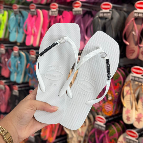 Chinelo Havaianas Slim Square Branco Personalizado com Letreiro Preto e Pin Concha