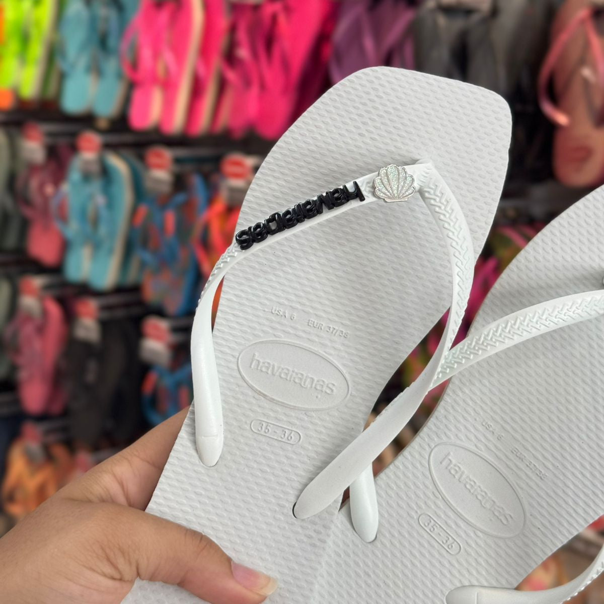 Chinelo Havaianas Slim Square Branco Personalizado com Letreiro Preto e Pin Concha - Imagem 3