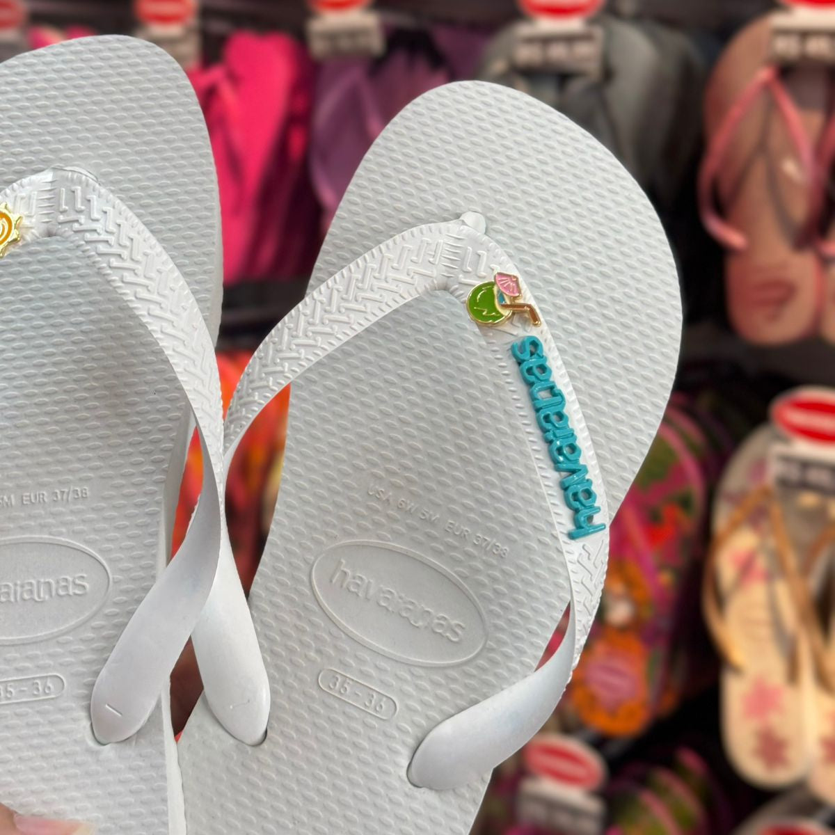 Chinelo Havaianas Top Branco Customizado - Letreiro Azul Tiffany e Pins Verão - Imagem 2
