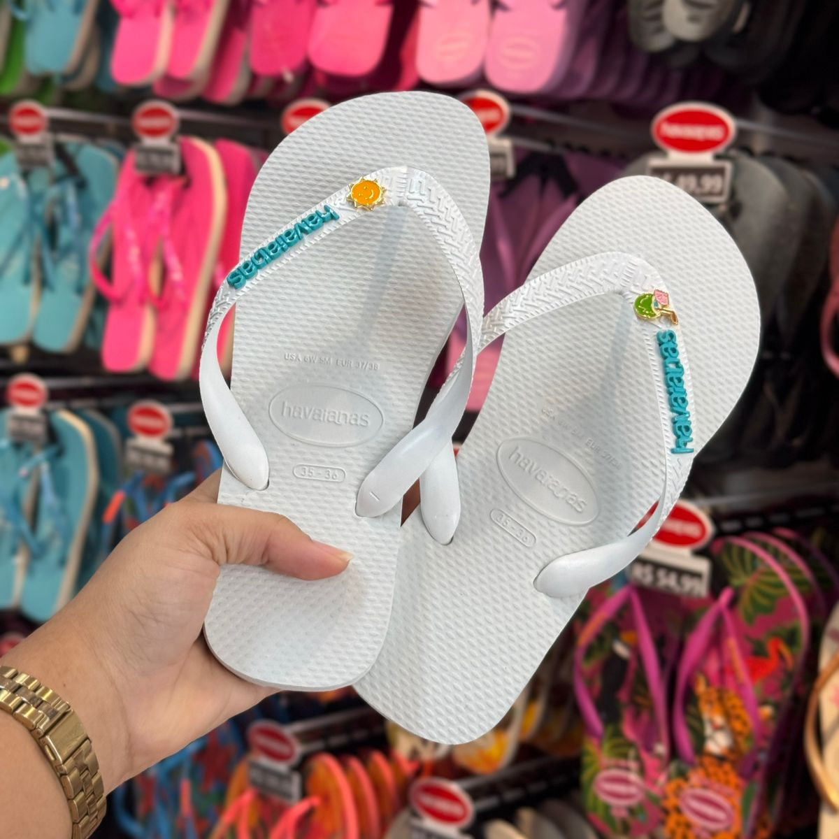 Chinelo Havaianas Top Branco Customizado - Letreiro Azul Tiffany e Pins Verão