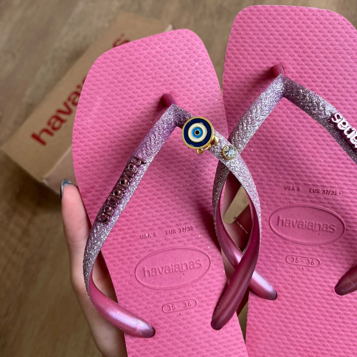 Chinelo Havaianas Slim Square Rosa Glitter Personalizado - Olho Grego e Ponto de Luz - Imagem 3