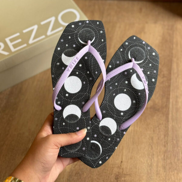 Chinelo Brizza Arezzo Square Místico Fases da Lua - Preto e Lilás