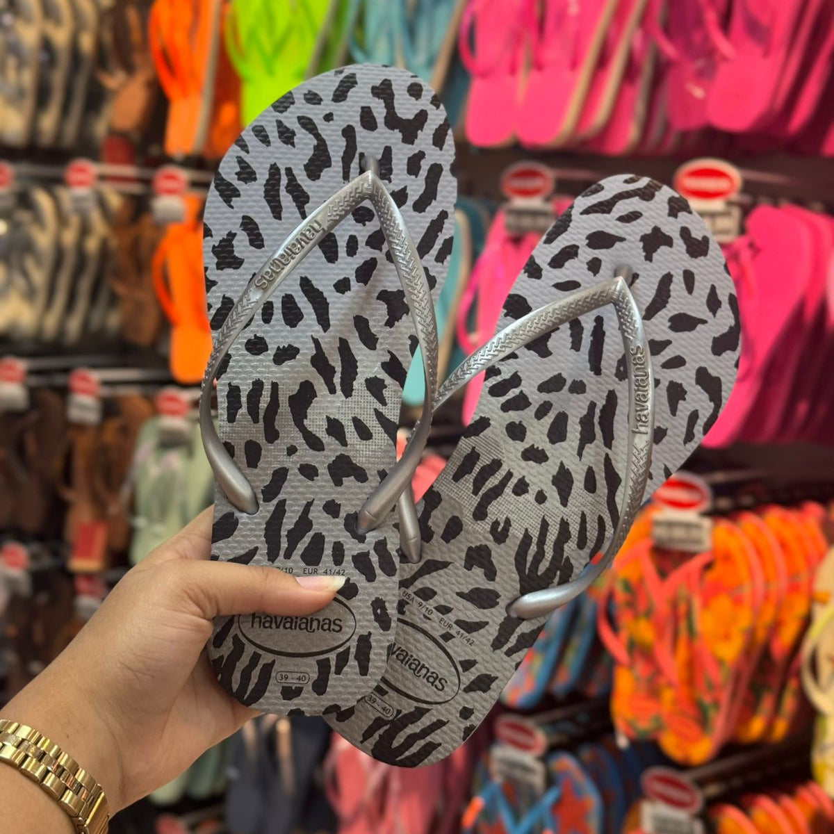 Chinelo Havaianas Slim Animals Feminino - Cinza com Estampa de Onça