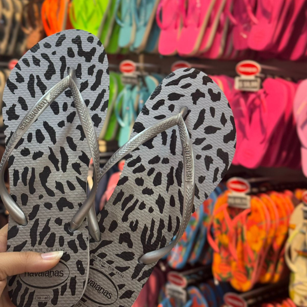 Chinelo Havaianas Slim Animals Feminino - Cinza com Estampa de Onça - Imagem 2