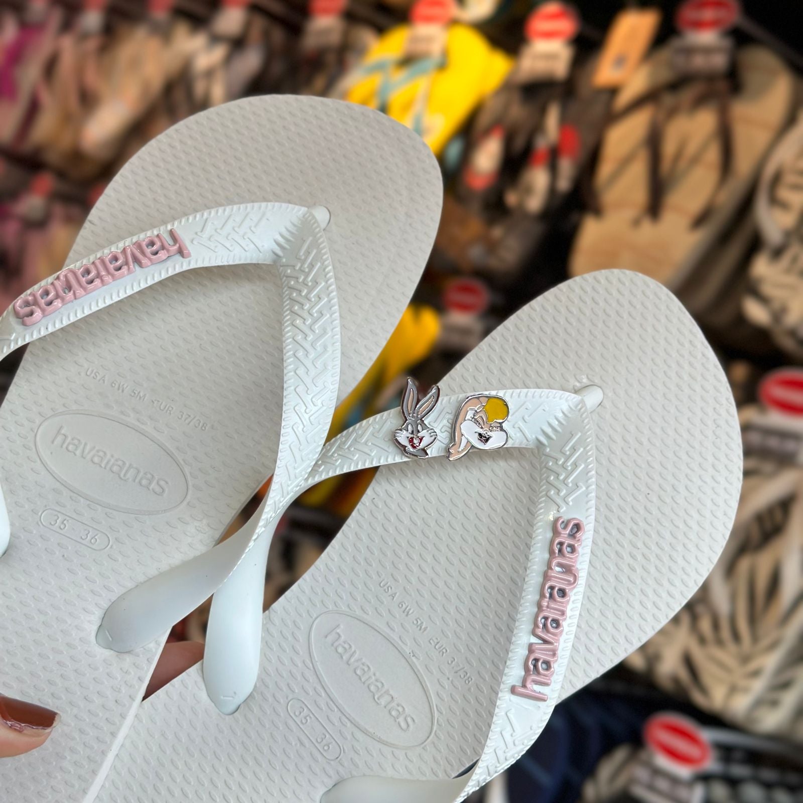 Chinelo Havaianas Top Branco Personalizado com Pins Pernalonga e Lola Bunny - Imagem 5