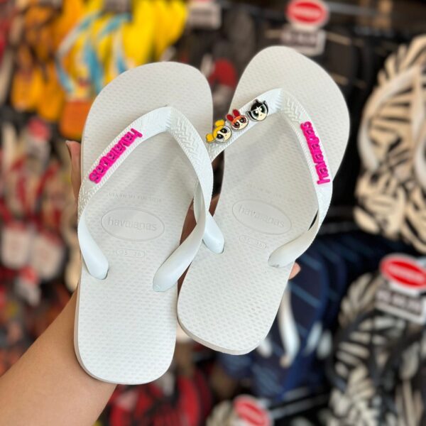 Chinelo Havaianas Top Branco Personalizado Meninas Super Poderosas - Placa Rosa e Pins