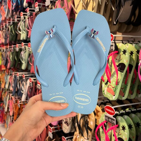 Chinelo Havaianas Slim Square Azul Glacial com Pin Stitch (Disney)