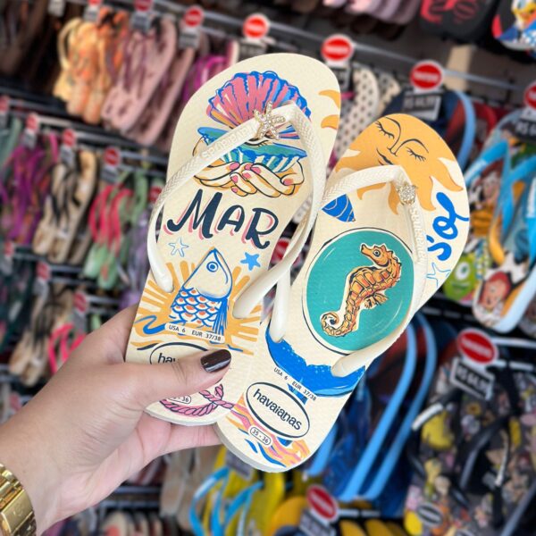 Chinelo Havaianas Slim Mar e Sol Estampado - Bege com Pins Estrela e Concha