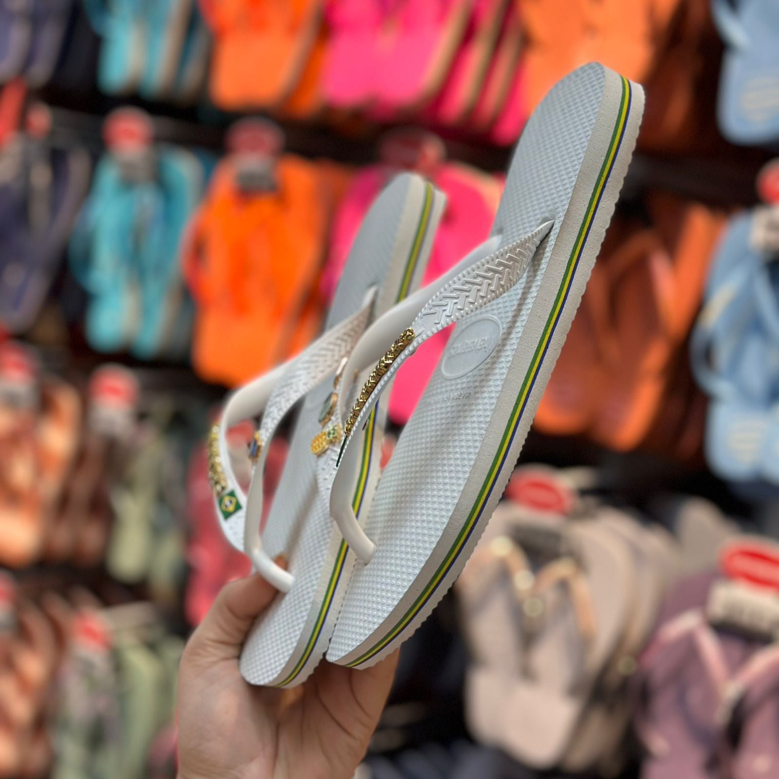 Chinelo Havaianas Brasil Logo Branco Personalizado - Placa Dourada e Pins Tropicais (Drink e Frutas) - Imagem 2