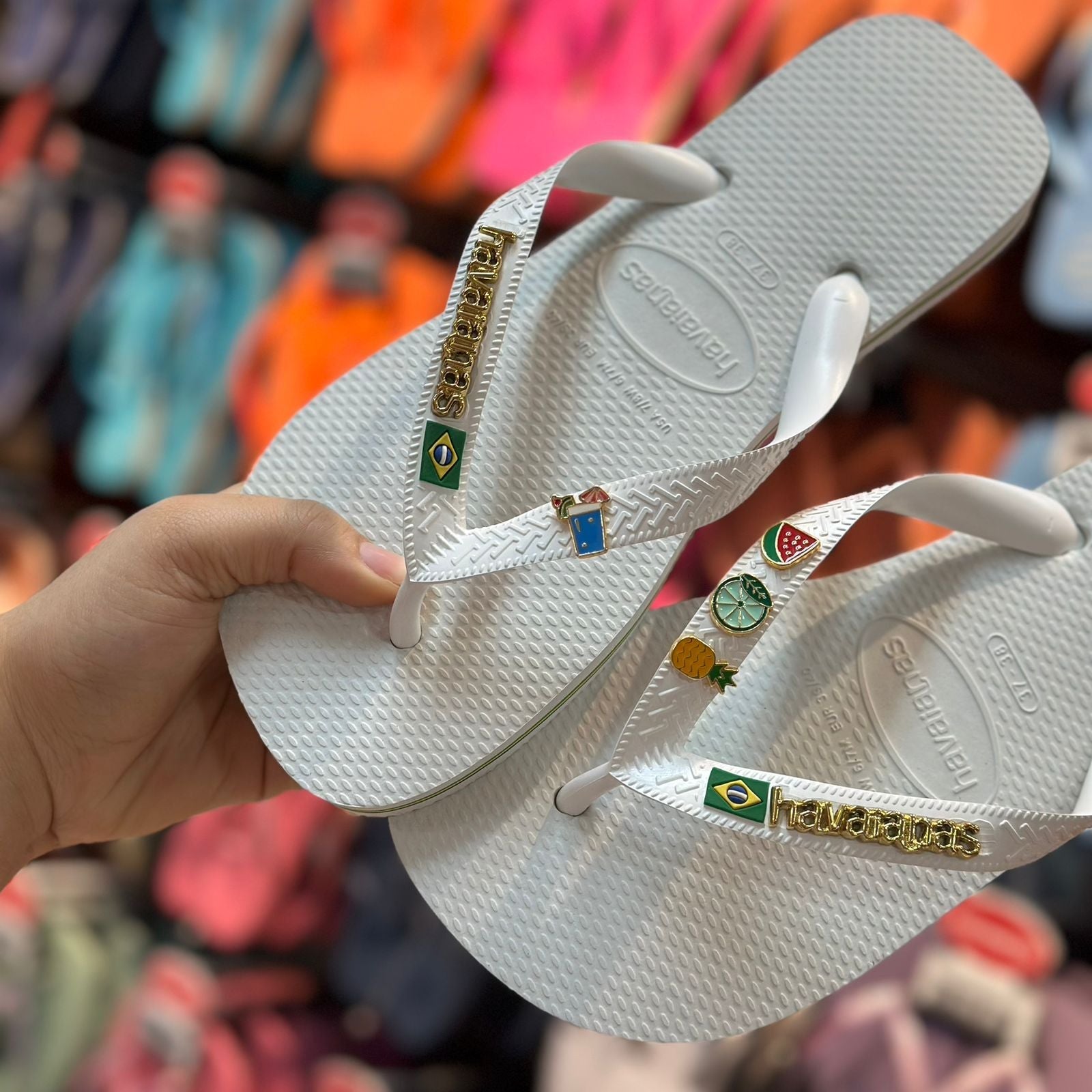 Chinelo Havaianas Brasil Logo Branco Personalizado - Placa Dourada e Pins Tropicais (Drink e Frutas) - Imagem 4