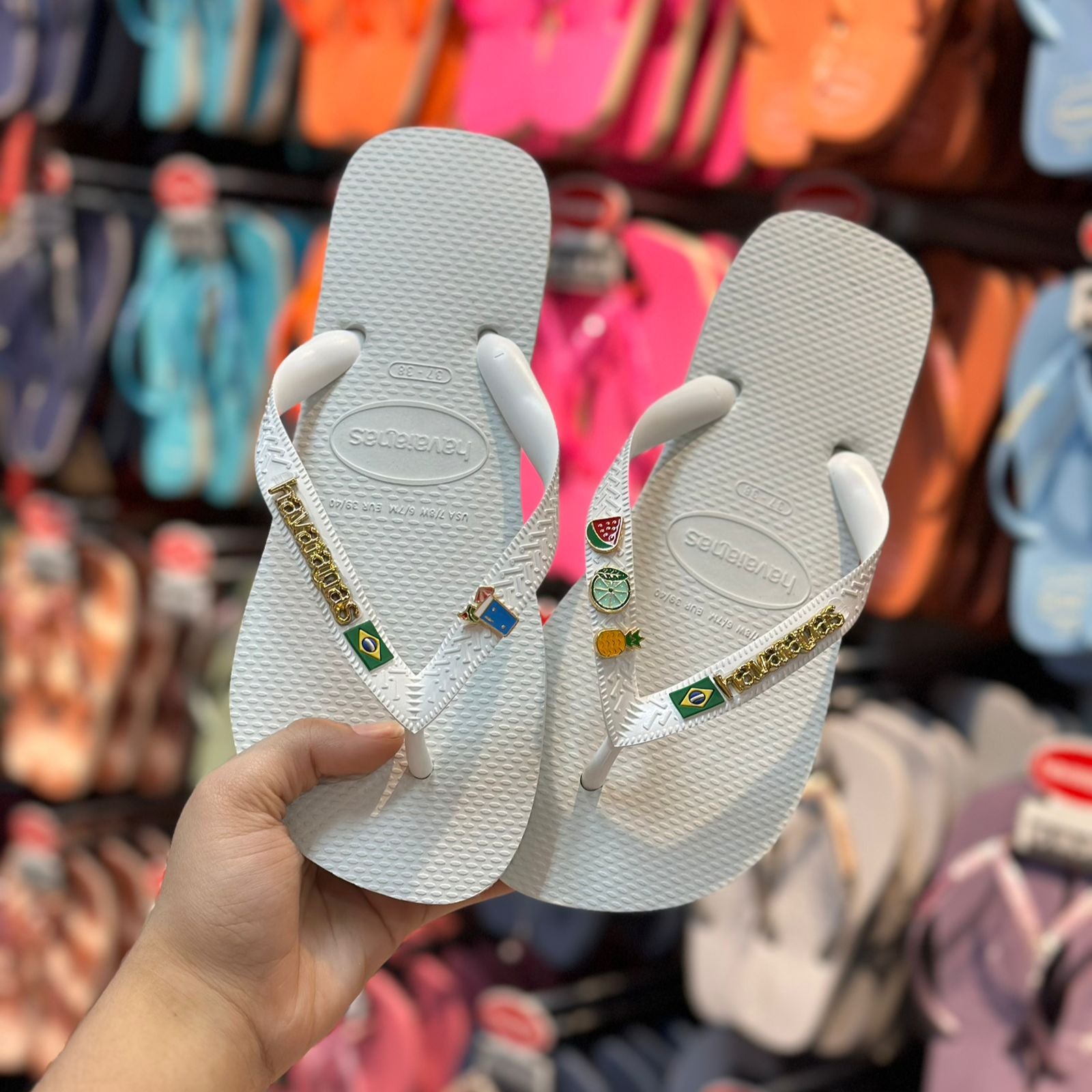 Chinelo Havaianas Brasil Logo Branco Personalizado - Placa Dourada e Pins Tropicais (Drink e Frutas)
