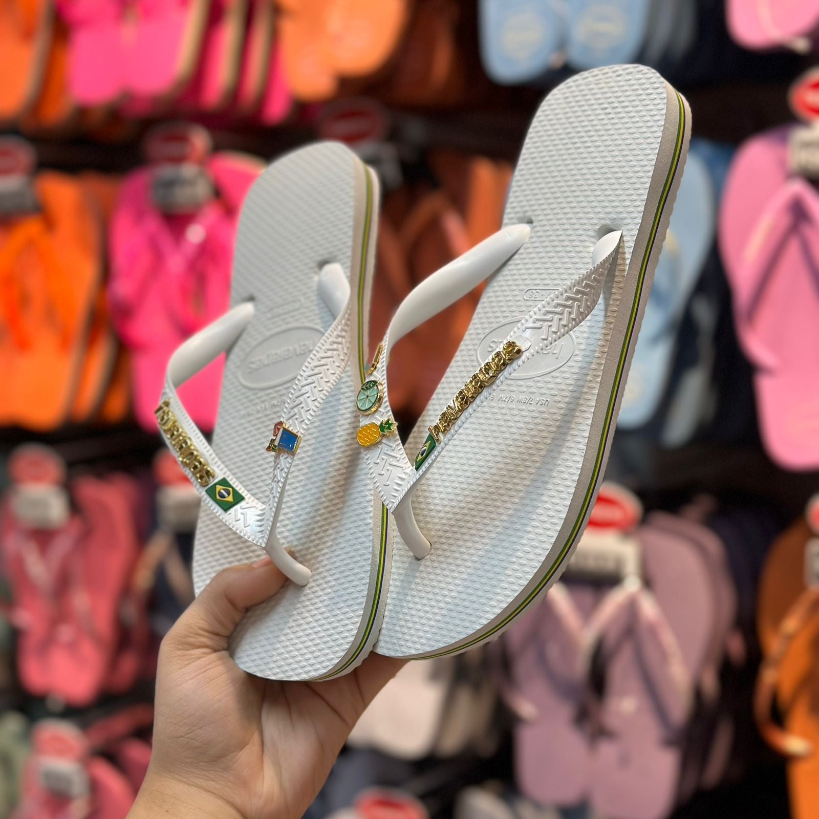 Chinelo Havaianas Brasil Logo Branco Personalizado - Placa Dourada e Pins Tropicais (Drink e Frutas) - Imagem 3