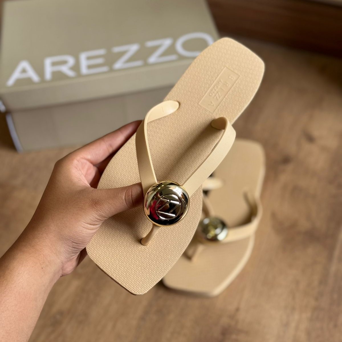 Chinelo Arezzo Bico Quadrado Tiras Largas com Logo Metalizado - Bege Nude
