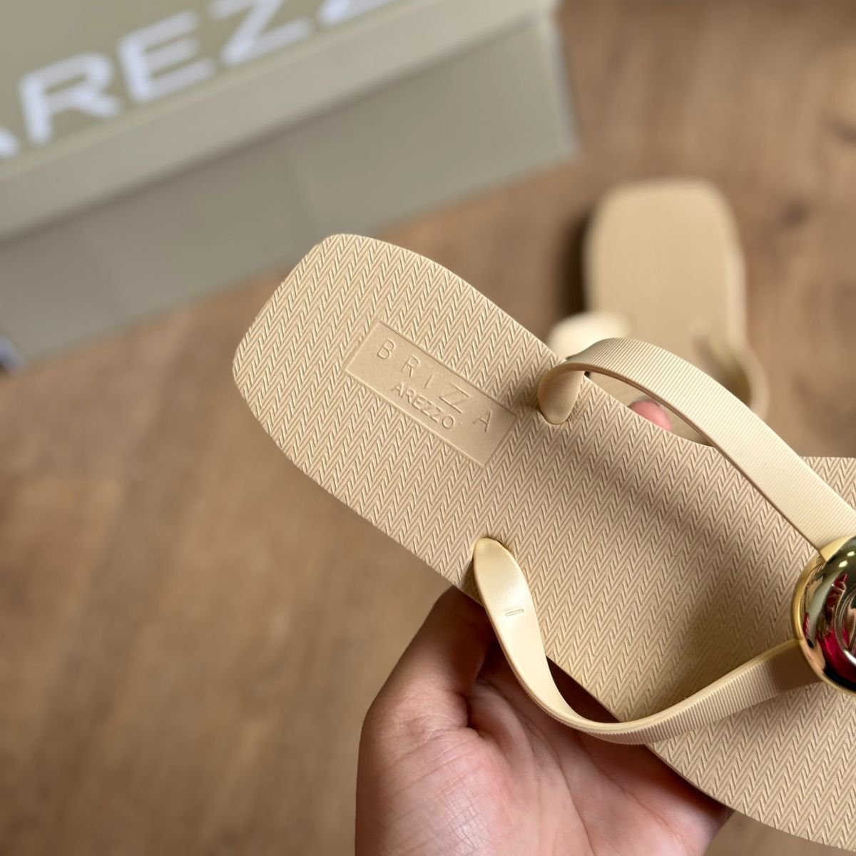 Chinelo Arezzo Bico Quadrado Tiras Largas com Logo Metalizado - Bege Nude - Imagem 3