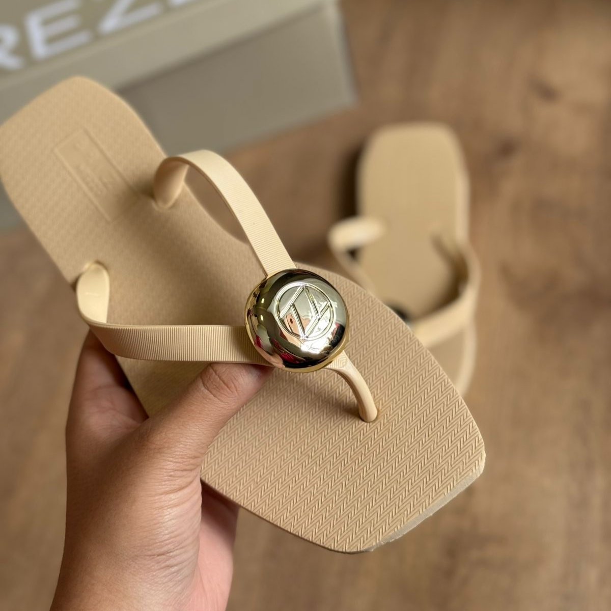 Chinelo Arezzo Bico Quadrado Tiras Largas com Logo Metalizado - Bege Nude - Imagem 2