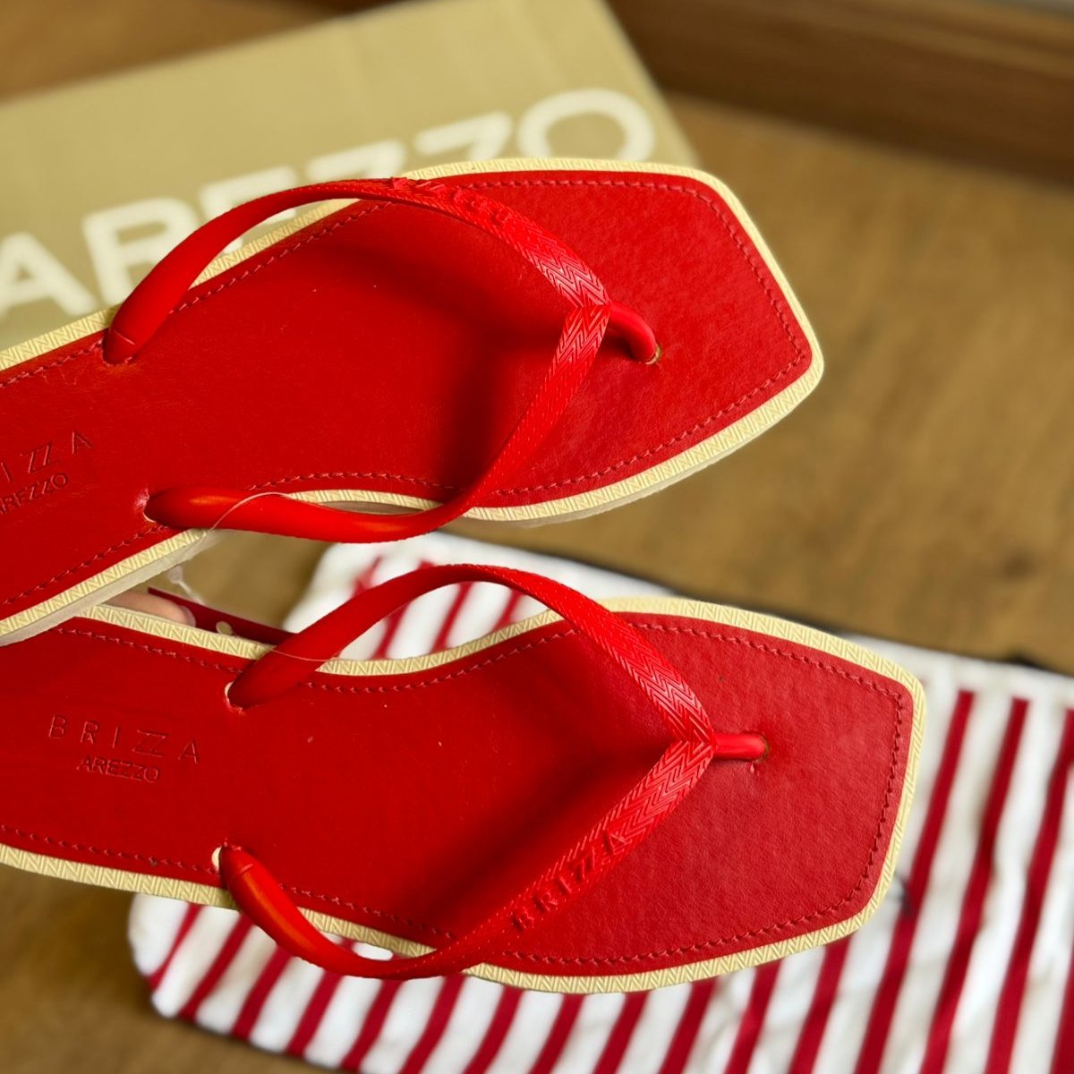 Sandália Brizza Arezzo Flip Flop Bico Quadrado Feminina - Vermelha - Imagem 2