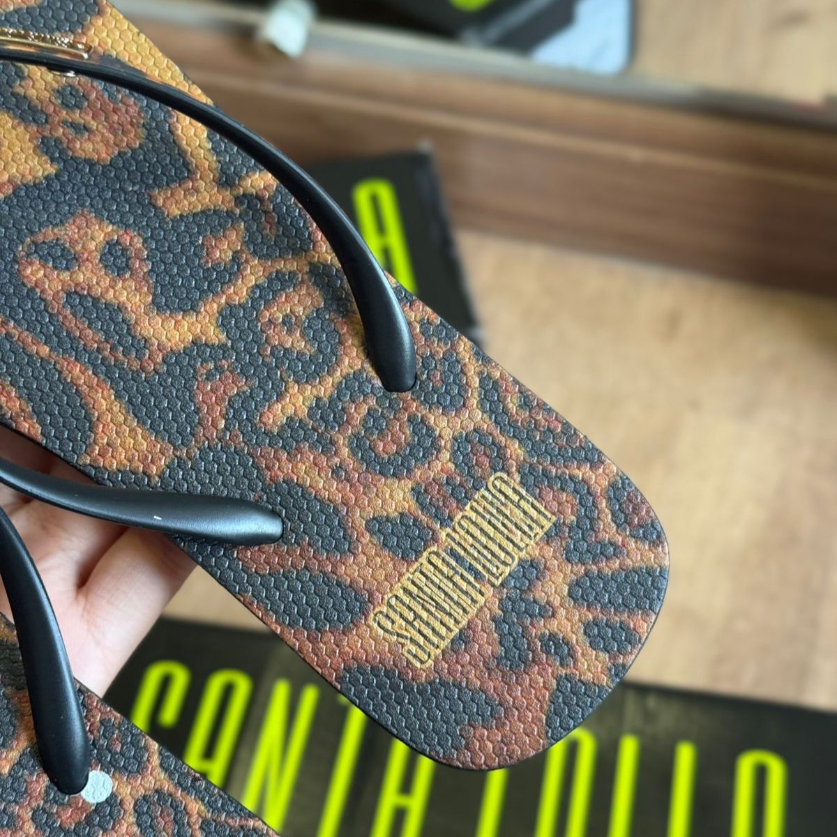 Chinelo Santa Lolla Animal Print Onça Feminino - Bege e Preto - Imagem 3