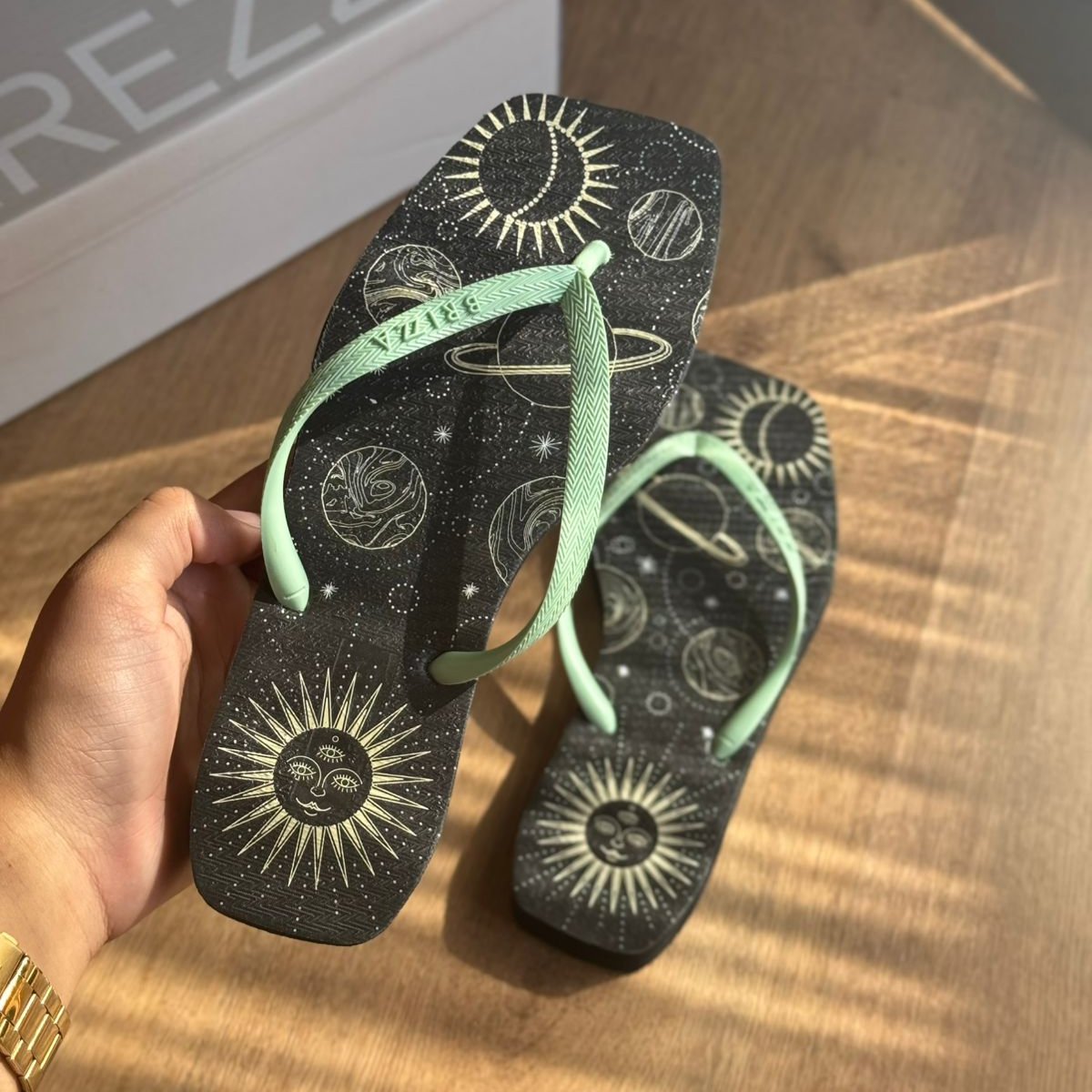 Chinelo Brizza Arezzo Square Feminino Místico - Estampa Sol e Galáxias