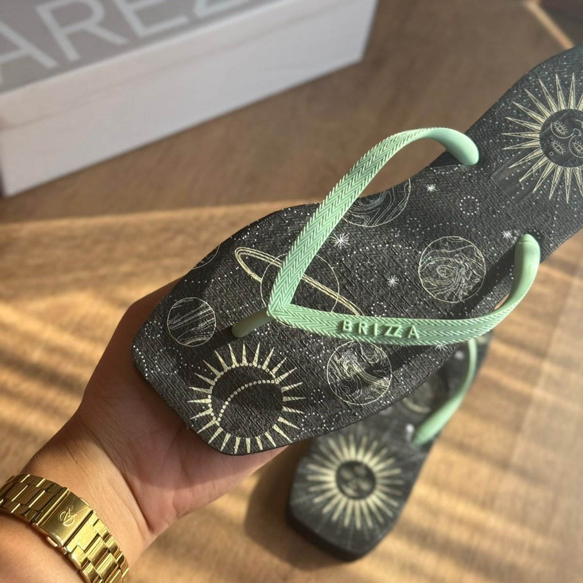 Chinelo Brizza Arezzo Square Feminino Místico - Estampa Sol e Galáxias - Imagem 3