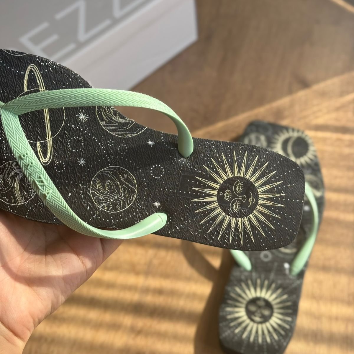 Chinelo Brizza Arezzo Square Feminino Místico - Estampa Sol e Galáxias - Imagem 2